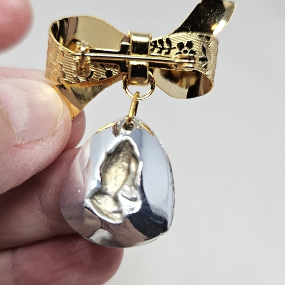 Vintage Iridescence Intaglio Praying Hands Brooch Pin Gold Tone - Picture 7 of 9
